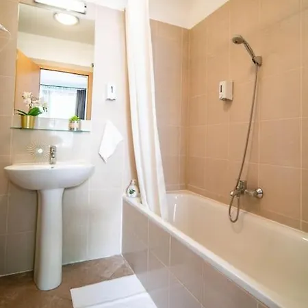 Free Parking! Soho 304, 4 Ppl, Ac, Fast Wifi, Smart Tv Apartment